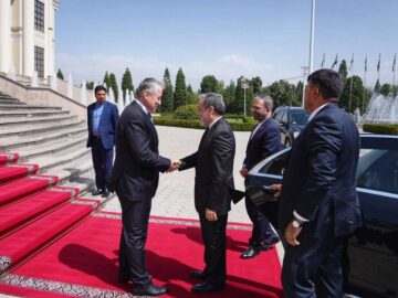 وزیر خارجه تاجیکستان به استقبال عراقچی رفت