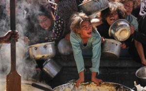 هاآرتص: جنگ گرسنگی علیه غزه شکست خورد؛ ارتش و کابینه سردرگمند