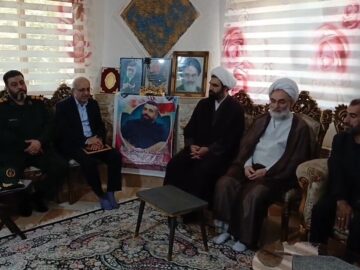 دیدار نماینده ولی‌فقیه در گیلان با خانواده شهدای جنگ ۱۲ روزه در فومن