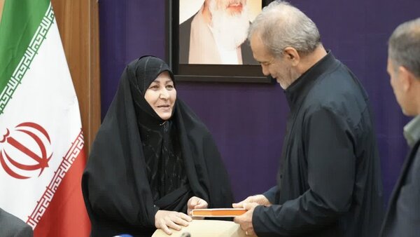 اهدای کتاب «پاییز آمد» به  رئیس‌جمهور