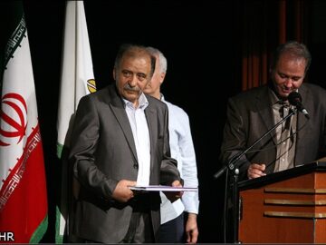 پیکر احمد وثوق احمدی در قطعه هنرمندان آرام می‌گیرد