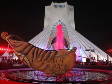 تمدید برنامه محرم شهر در میدان آزادی تهران؛ گذرنامه همچنان صادر می‌شود