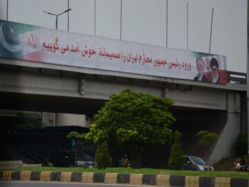 پایتخت پاکستان، مزین به تصاویر رهبر معظم انقلاب و رئیس جمهور شد + عکس
