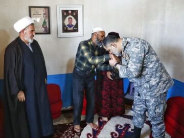 دیدار فرمانده نیروی دریایی ارتش با خانواده شهید مدافع وطن در خراسان‌شمالی 