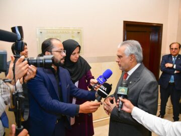 وزیر خارجه پاکستان: در کنار ایران برای دستیابی به تجارت ۱۰ میلیارد دلاری هستیم