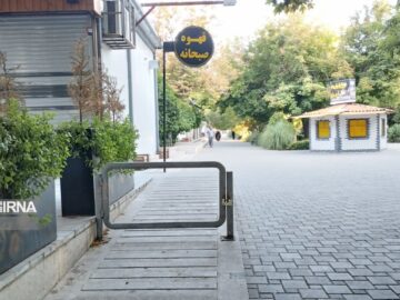 بوستان آزادی شیراز/از قفل آهنی بر مسیر معلولان تا زباله‌های سد راه شهروندان+فیلم