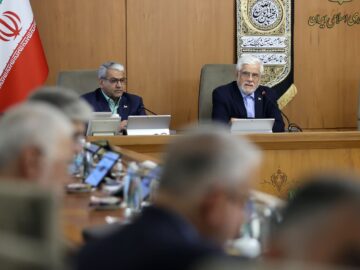 عارف:معیشت مردم راهبرد اصلی دولت در برنامه‌های اقتصادی است/ برخورد جدی با گرانفروشی