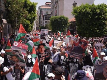 تظاهرات هزاران فلسطینی کرانه باختری در محکومیت نسل‌کُشی رژیم صهیونیستی