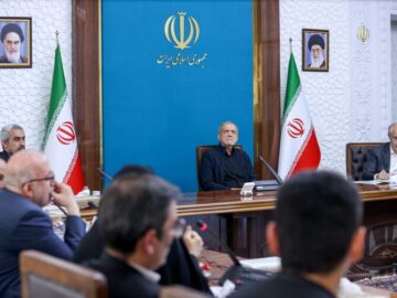تاکید پزشکیان بر بازنگری در خصوصی‌سازی و تمرکز بر واگذاری مدیریت همراه با نظارت و پاسخگویی