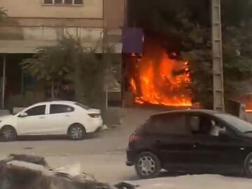 برخورد تریلی حامل تیرآهن به یک مجتمع تجاری در پردیس باعث آتش سوزی شد