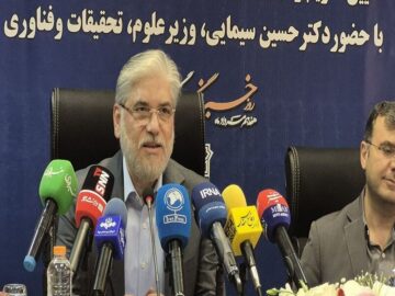 وزیر علوم: دشمن از دانشگاه‌ و رسانه هراس دارد