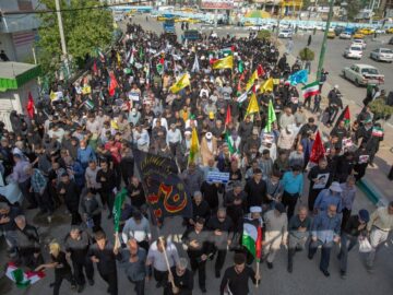 شور حسینی در کرمانشاه؛ جاماندگان اربعین با گام‌هایی استوار رهسپار گلزار شهدا شدند