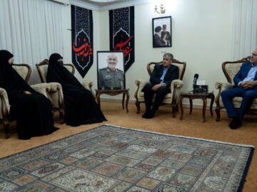 اسلامی با خانواده سرداران شهید جنگ تحمیلی رژیم صهیونیستی دیدار کرد