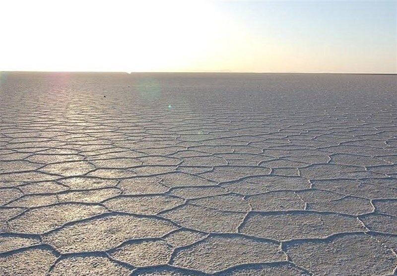 استاندار قم: آسیب پذیری دریاچه نمک بحران گرد و غبار را تشدید می کند