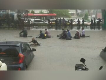 کراچی را سیل برد؛ باران جان ۱۰ نفر را گرفت