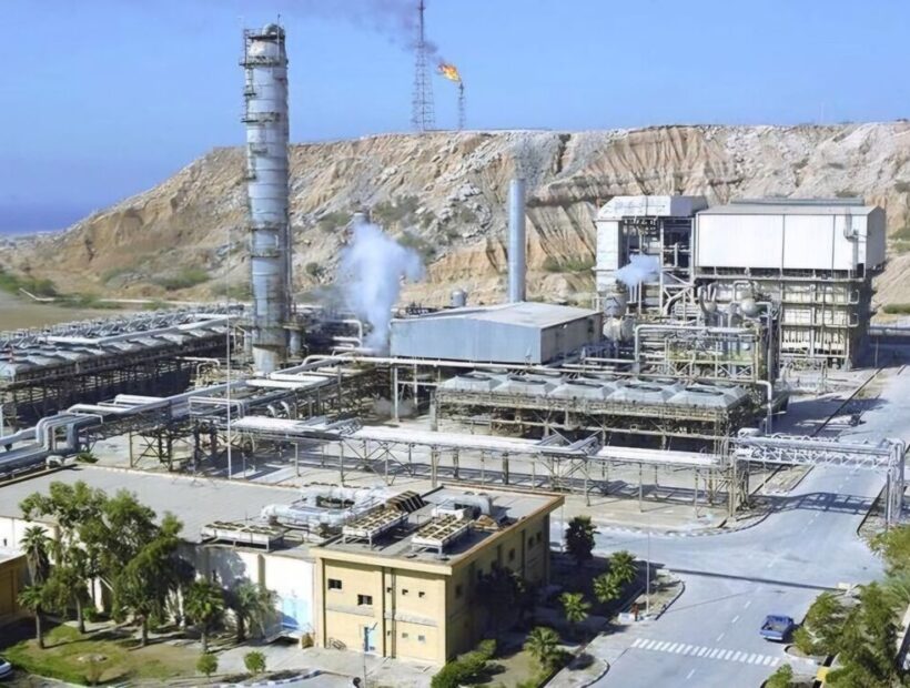 استاندار بوشهر: توسعه پتروشیمی خارک، تقویت‌کننده اقتصاد استان و کشور است