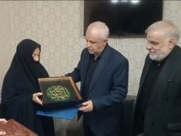 معاون رئیس‌جمهور با خانواده شهیدان قهرمانی در اسلامشهر دیدار کرد