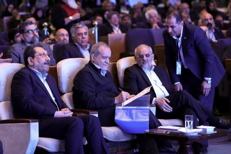 تجلیل ۴ واحد صنعتی نمونه و یک پیشکسوت صنعتی برگزیده ملی با حضور رییس جمهور و استاندار