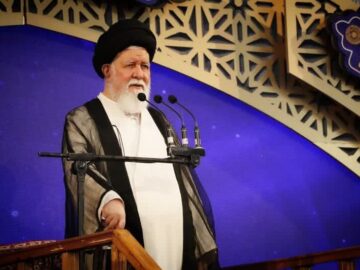  امام جمعه مشهد: اتحاد و انسجام منجر به پیروزی در جنگ ترکیبی دشمن می‌شود 