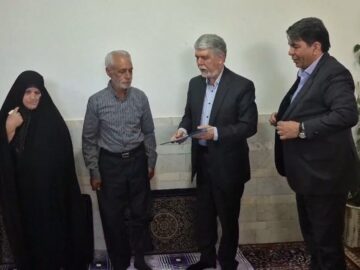 دیدار وزیر فرهنگ و ارشاد اسلامی با خانواده شهید اقتدار + فیلم