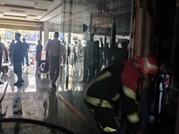 نجات ۱۰ فرد گرفتار آتش‌سوزی در یکی از پاساژهای ایلام