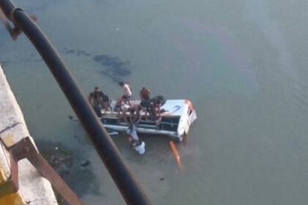 ۱۱ کشته در پی سقوط خودرو در کانالی در شمال هند