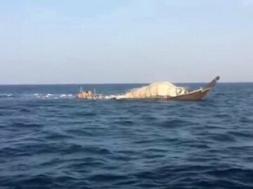 غرق شدن یک فروند  لنج در دریای عمان