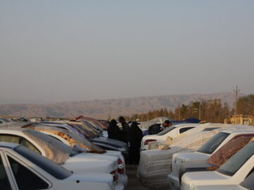 انتقال خودروهای رها شده شهر مهران به پارکینگ اربعین؛مردم‌نگران نباشند