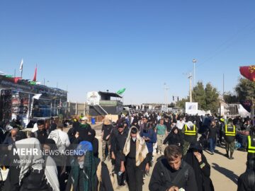 حضور پرشور زوار اربعین حسینی در مرز مهران