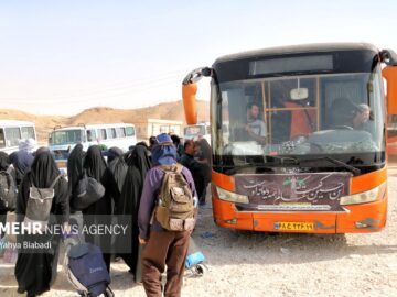 خدمت‌رسانی رایگان اتوبوس‌های ایرانی در مرز منذریه عراق
