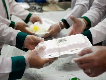 خدمت رسانی آشپزخانه آستان قدس رضوی به زائران اربعین حسینی