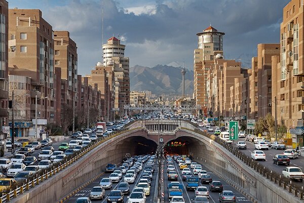 ترافیک در اکثر معابر و بزرگراه‌های پایتخت پرحجم و سنگین است