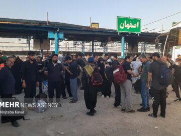 ۱۰۰۰ دستگاه اتوبوس در پایانه برکت مهران برای جابجایی زوار مستقر هستند