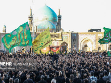اجتماع عظیم عزاداران در حرم امام رضا(ع) همزمان با رحلت پیامبر اکرم (ص)