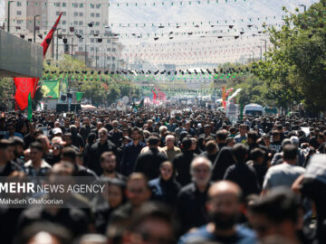 جوش و خروش عزاداران؛ خیابان‌های مشهد مملو از دسته‌های عزا