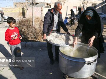 پخت آش نذری در روستای مجیدآباد کهریزک همزمان با شهادت امام رضا (ع)
