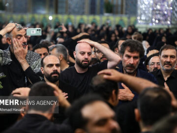 مراسم سینه زنی زائران حرم رضوی در شب های دهه پایانی صفر
