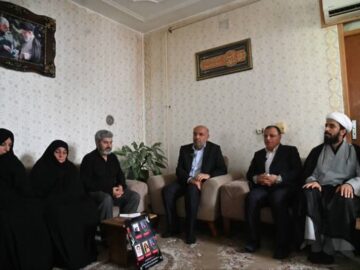 حضور وزیر تعاون و استاندار گلستان در منزل خانواده روحانی شهید نیازمند