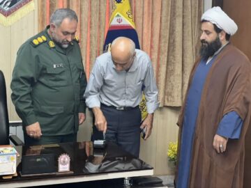 کمک نقدی خانواده شهید اکبری آلاشتی به ستاد پشتیبانی جنگ