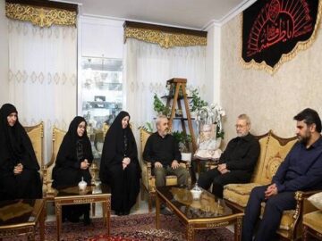 دیدار لاریجانی با خانواده شهیدان باقری و سلامی
