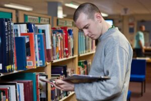 آغاز فعالیت ۹ کتابخانه مشارکتی در ندامتگاه‌های استان مرکزی