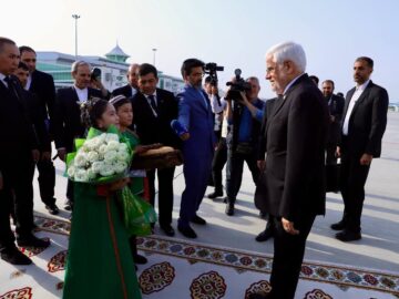 عارف وارد فرودگاه ترکمن باشی شد