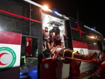 انتقال ۶ زائر مصدوم از عراق به مرز مهران توسط هلال احمر