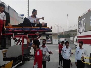 انتقال ۷ زائر مصدوم از نجف به مرز مهران توسط امدادگران هلال احمر