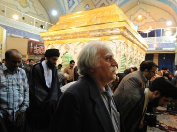 لحظاتی از طراحی ضریح مطهر امام حسین (ع) توسط استاد محمود فرشچیان