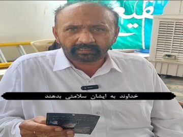 ابراز ارادت زائر پاکستانی به مقام معظم رهبری در راهپیمایی اربعین+فیلم