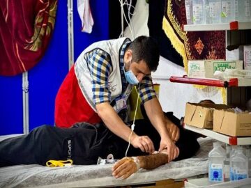 خدمت‌رسانی شبانه‌روزی تیم‌های تخصصی هلال‌احمر به زائران اربعین حسینی