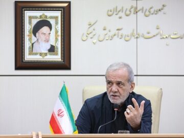 پزشکان از قالب‌های محدود خارج و نجات‌بخش جامعه باشند