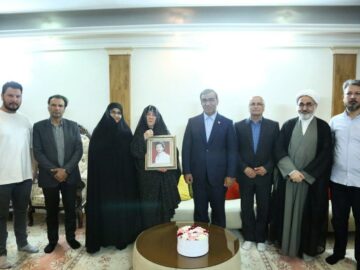 استاندار خراسان رضوی با خانواده ۲ شهید دیدار کرد