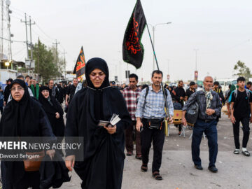 پیمودن مسیر عاشقی نجف تا کربلا در گرمای ۶۰ درجه عراق